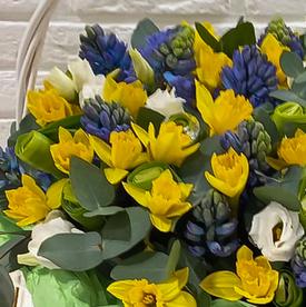 Букет из гиацинтов и нарциссов в корзине