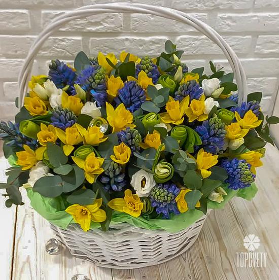 Букет из гиацинтов и нарциссов в корзине