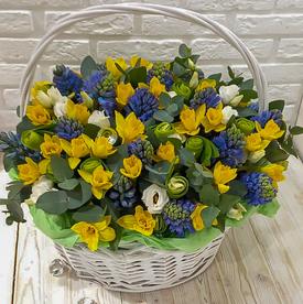 Букет из гиацинтов и нарциссов в корзине