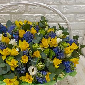 Букет из гиацинтов и нарциссов в корзине