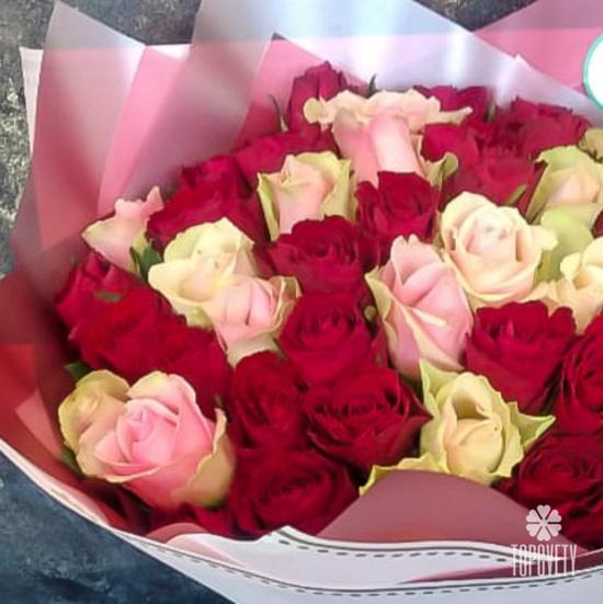 Букет из 51 красной и розовой розы 40см