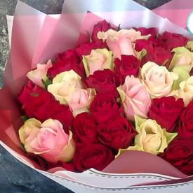 Букет из 51 красной и розовой розы 40см