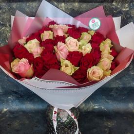 Букет из 51 красной и розовой розы 40см