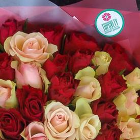 Букет из 51 красной и розовой розы 40см