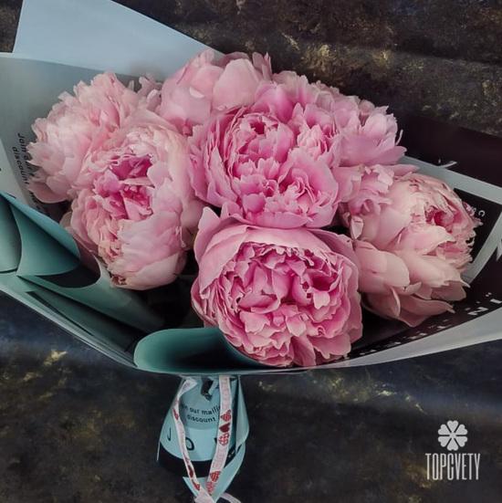 Букет из 7 розовых пионов