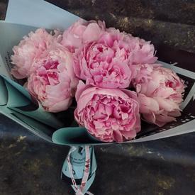 Букет из 7 розовых пионов