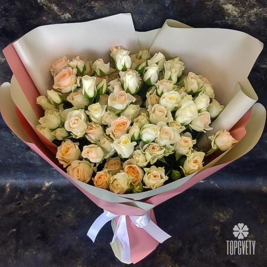 Букет из 17 кремовых кустовых роз 50см