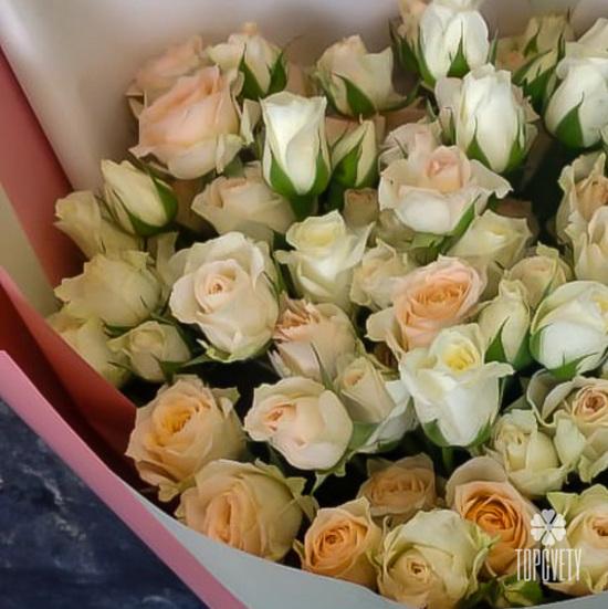 Букет из 17 кремовых кустовых роз 50см