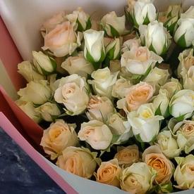 Букет из 17 кремовых кустовых роз 50см