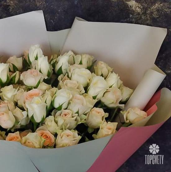 Букет из 17 кремовых кустовых роз 50см