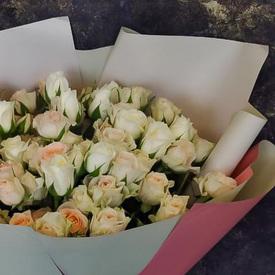 Букет из 17 кремовых кустовых роз 50см