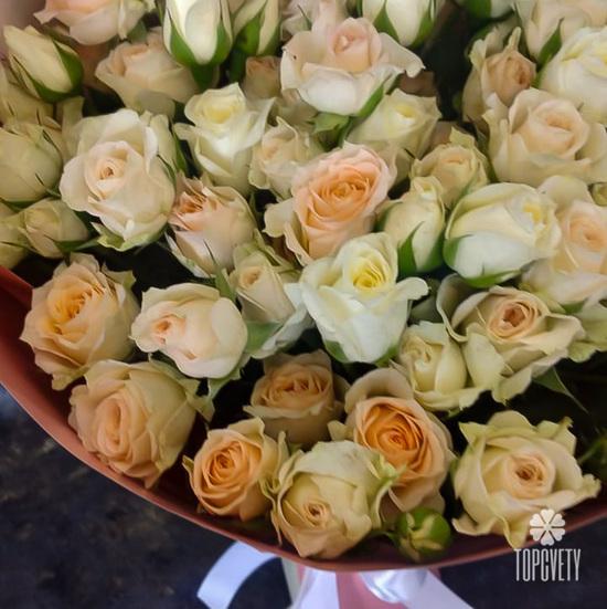 Букет из 17 кремовых кустовых роз 50см