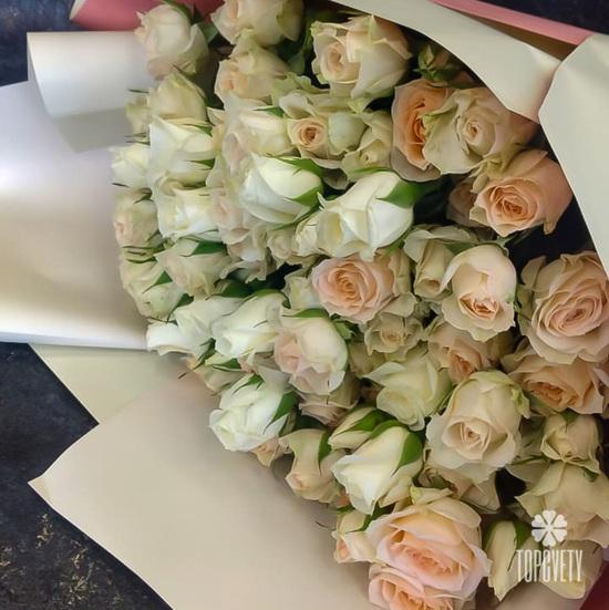 Букет из 17 кремовых кустовых роз 50см