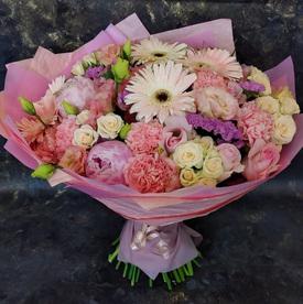 Букет из гербер, кустовых роз и пионов 