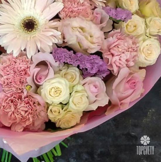 Букет из гербер, кустовых роз и пионов 