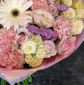 Букет из гербер, кустовых роз и пионов 