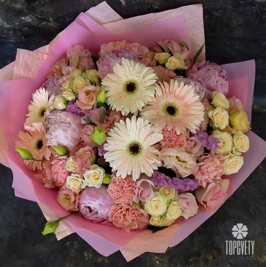 Букет из гербер, кустовых роз и пионов 