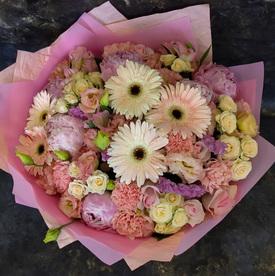 Букет из гербер, кустовых роз и пионов 