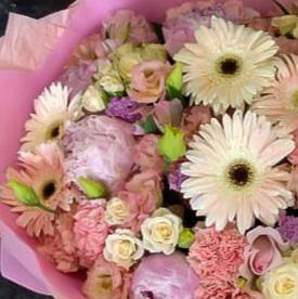 Букет из гербер, кустовых роз и пионов 