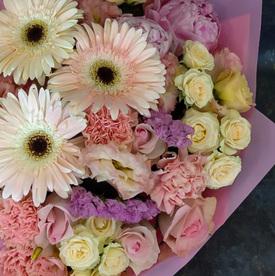 Букет из гербер, кустовых роз и пионов 