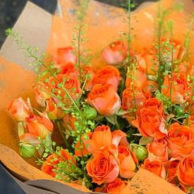 Букет из 15 оранжевых кустовых роз 50см
