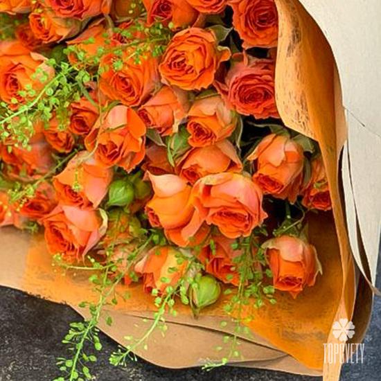 Букет из 15 оранжевых кустовых роз 50см