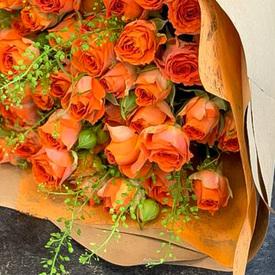 Букет из 15 оранжевых кустовых роз 50см