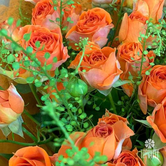 Букет из 15 оранжевых кустовых роз 50см