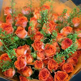 Букет из 15 оранжевых кустовых роз 50см