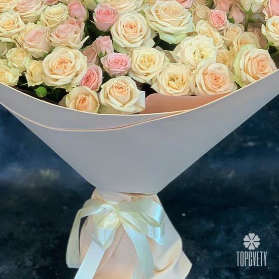 Букет из 21 кремовой кустовой розы 50см