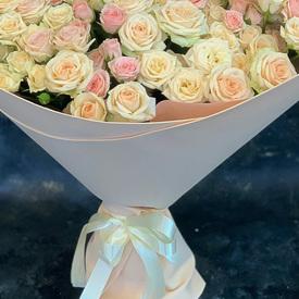 Букет из 21 кремовой кустовой розы 50см