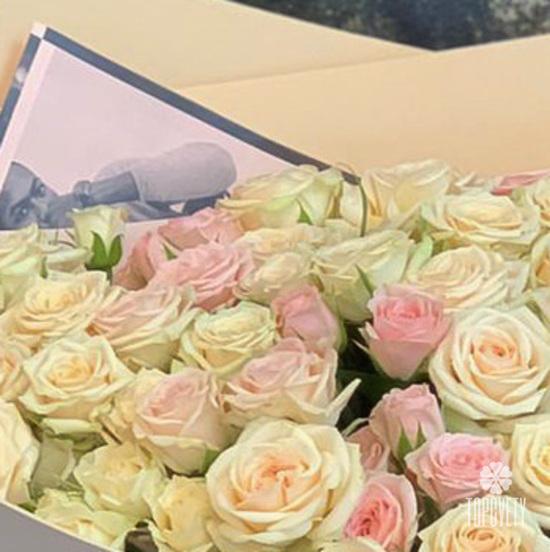 Букет из 21 кремовой кустовой розы 50см