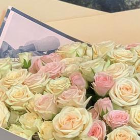 Букет из 21 кремовой кустовой розы 50см