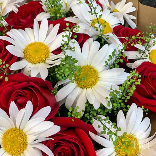 Букет из красных роз и ромашек
