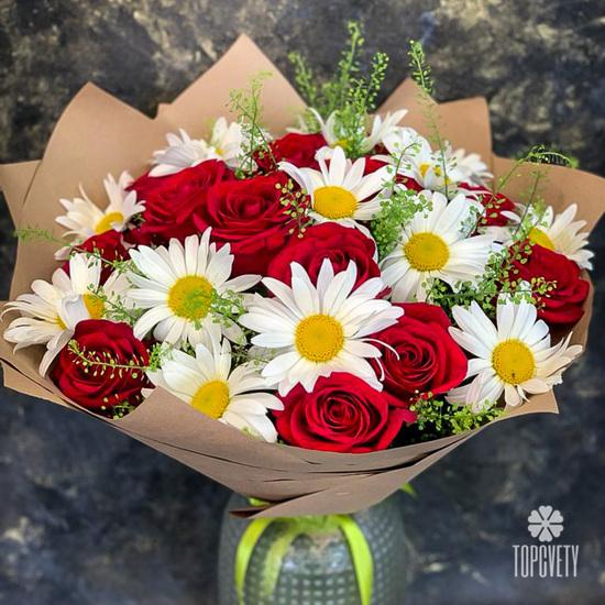 Букет из красных роз и ромашек