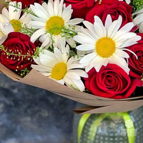 Букет из красных роз и ромашек