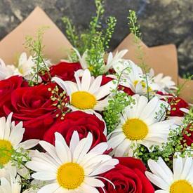 Букет из красных роз и ромашек