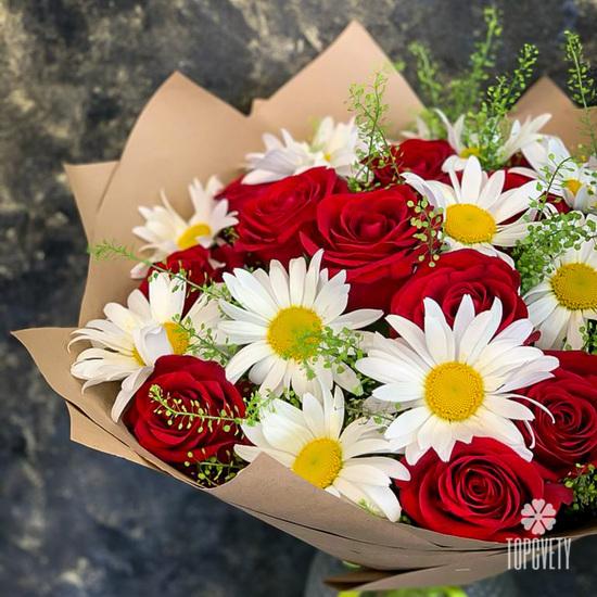 Букет из красных роз и ромашек
