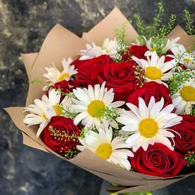 Букет из красных роз и ромашек