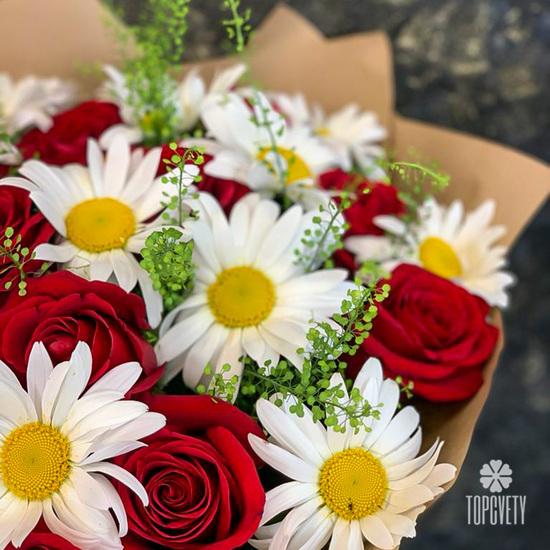 Букет из красных роз и ромашек