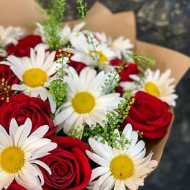 Букет из красных роз и ромашек