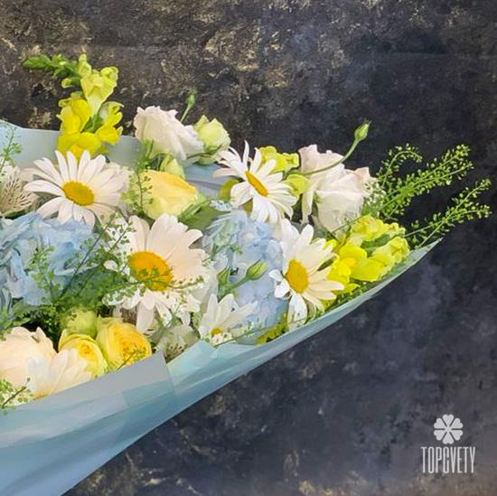 Букет из ромашек, гортензий и роз