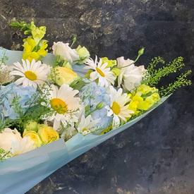 Букет из ромашек, гортензий и роз