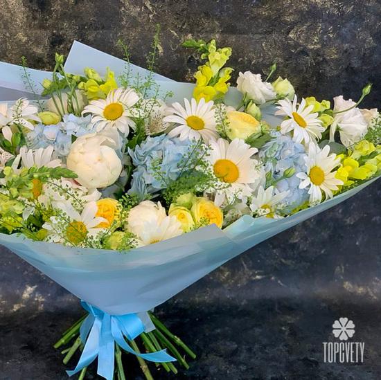 Букет из ромашек, гортензий и роз