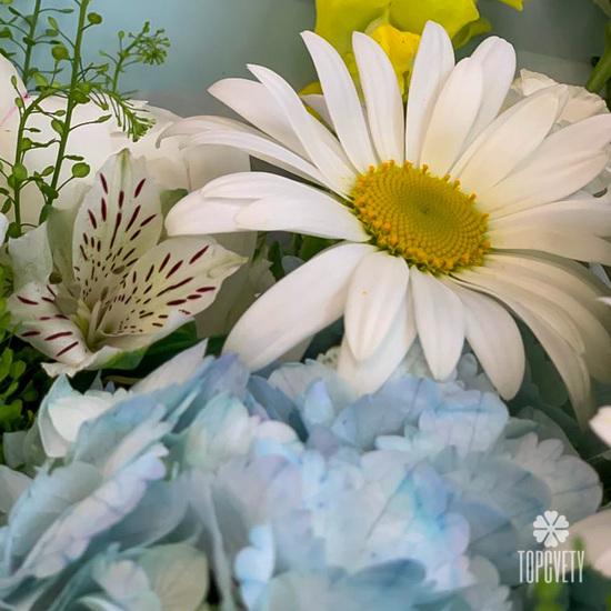 Букет из ромашек, гортензий и роз