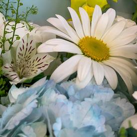 Букет из ромашек, гортензий и роз