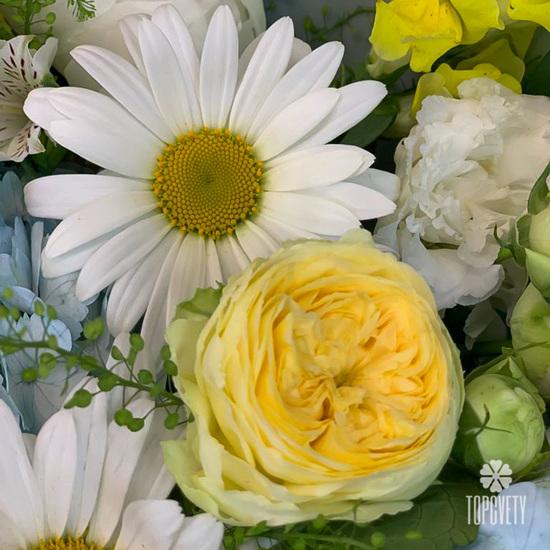 Букет из ромашек, гортензий и роз