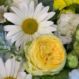 Букет из ромашек, гортензий и роз