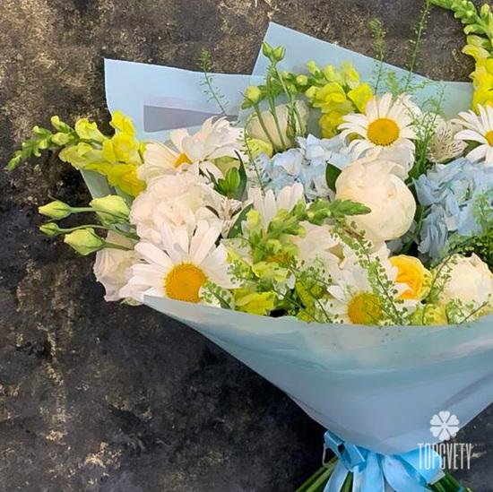 Букет из ромашек, гортензий и роз