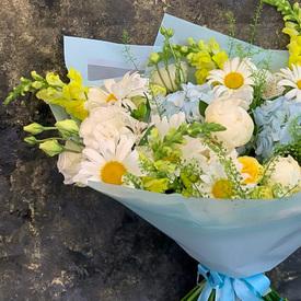 Букет из ромашек, гортензий и роз